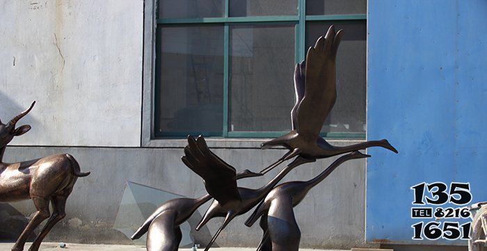大雁雕塑-大雁飞翔铸铜动物铜雕高清图片