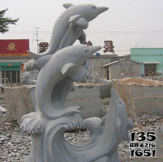 海豚雕塑-农场摆放多只石雕海豚雕塑高清图片