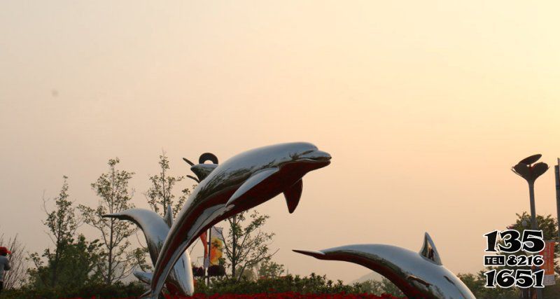 海豚雕塑-花园几只空中跳跃的不锈钢海豚雕塑高清图片