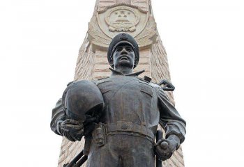解放军雕塑-公园铜雕塑拿着头盔解放军雕塑
