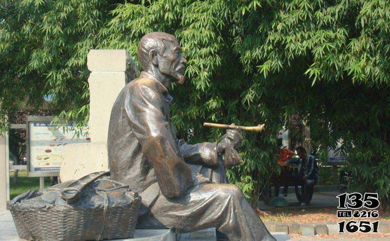 老人雕塑-公园抽袋烟的铜雕雕塑高清图片