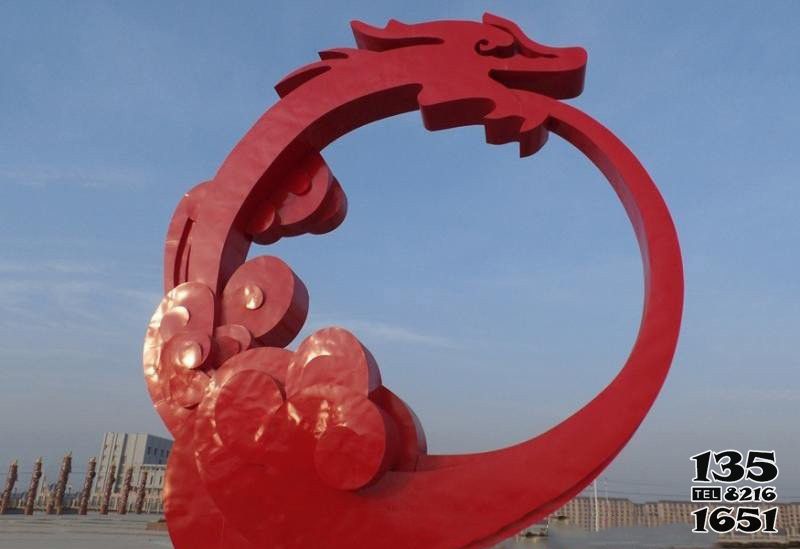 龙雕塑-户外景区不锈钢喷漆抽象红色圆形龙雕塑高清图片