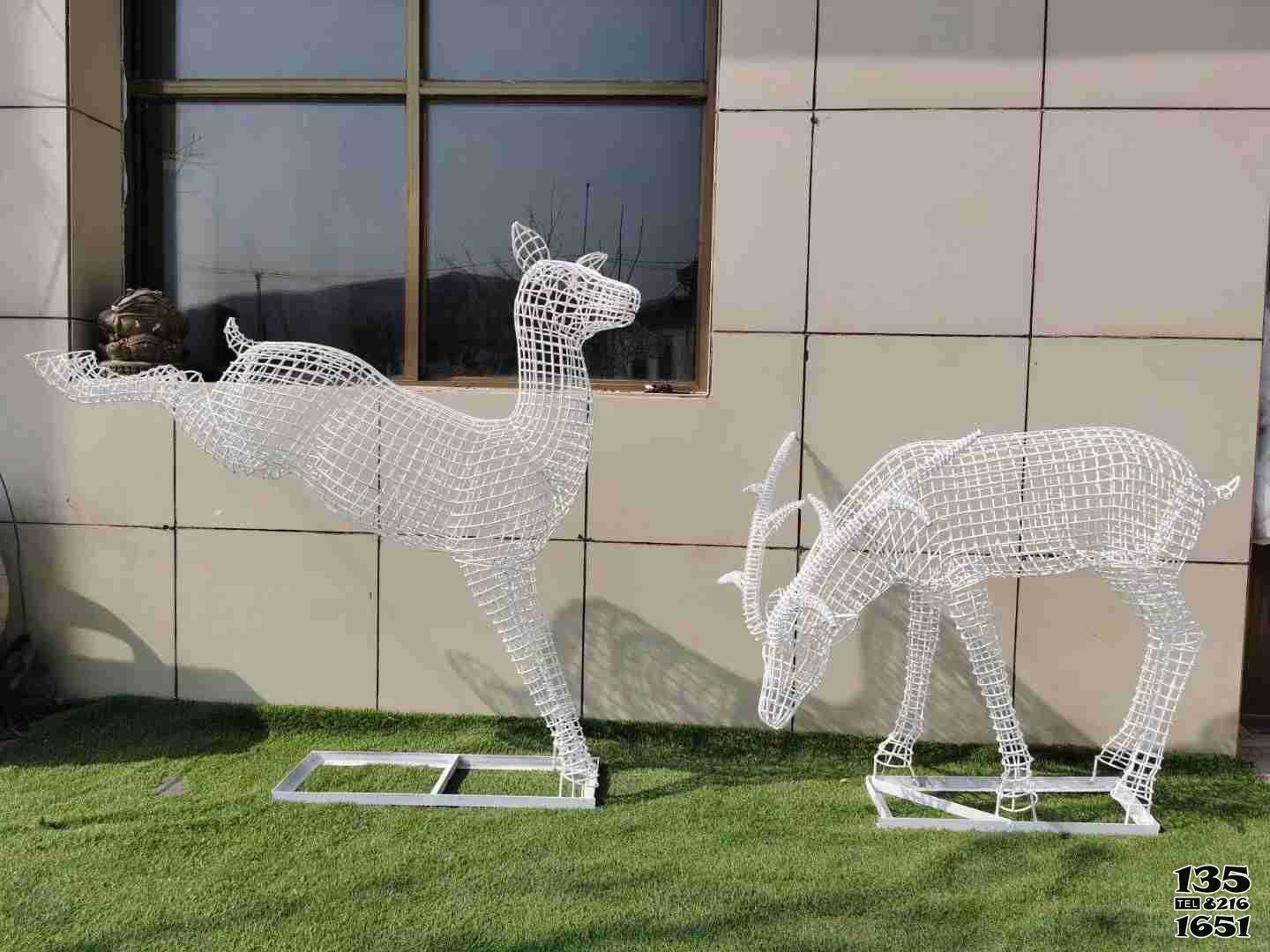 梅花鹿雕塑-公园玩耍的铁艺工艺品梅花鹿雕塑高清图片