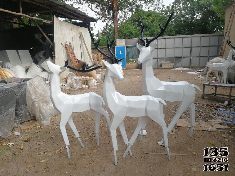 梅花鹿雕塑-户外公园玻璃钢白色几何梅花鹿雕塑高清图片