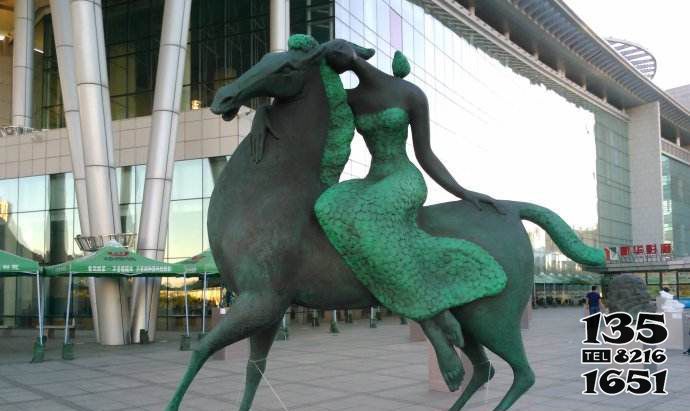 骑马雕塑-广场玻璃抽象彩绘女孩骑马雕塑高清图片