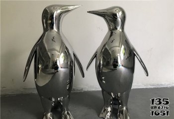 企鹅雕塑-游乐场不锈钢镜面休息中的企鹅雕塑