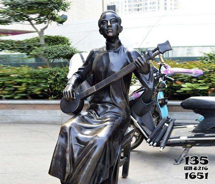 弹奏人物雕塑-步行街弹三弦的人物景观铜雕弹雕塑高清图片