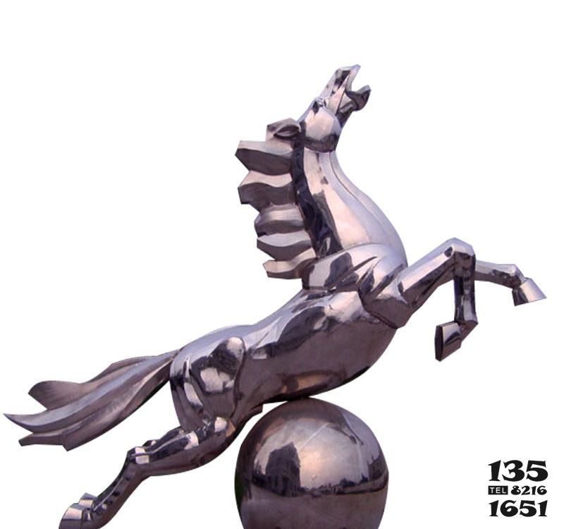 飞马雕塑-广场上摆放的奔跑在球上的玻璃钢 创意飞马雕塑高清图片