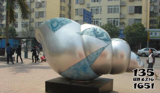 海螺雕塑-广场上摆放的玻璃钢彩绘海螺雕塑高清图片