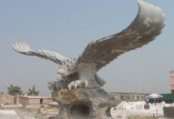 老鹰雕塑-景区一只愤怒的石雕老鹰雕塑