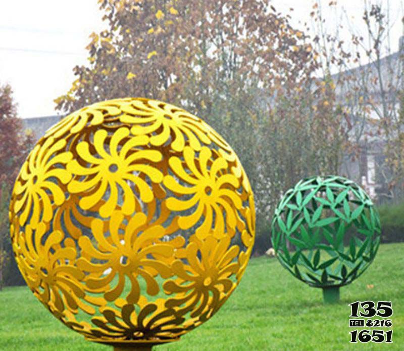 镂空球雕塑-公园草坪创意玻璃钢彩色镂空球雕塑高清图片