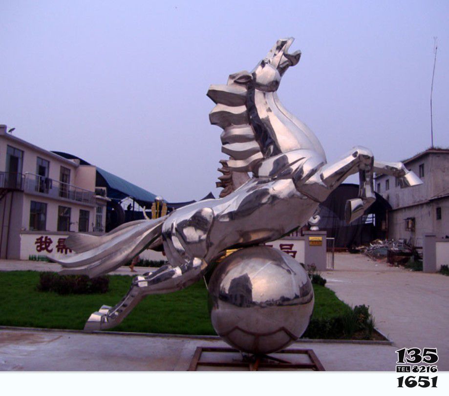马雕塑-公园广场大型不锈钢圆球上奔腾的马雕塑高清图片