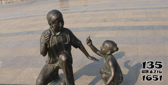 母女雕塑-公园人物铜雕做游戏的母女雕塑高清图片