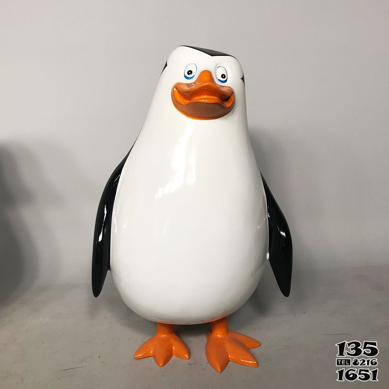 企鹅雕塑-玻璃钢彩绘童趣企鹅雕塑高清图片