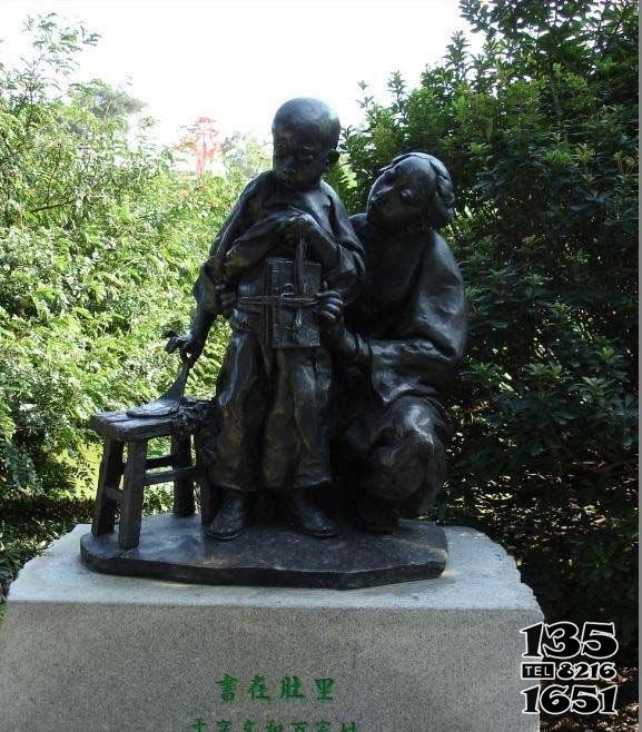 亲情雕塑-公园教孩子背书的母亲铜雕亲情雕塑高清图片