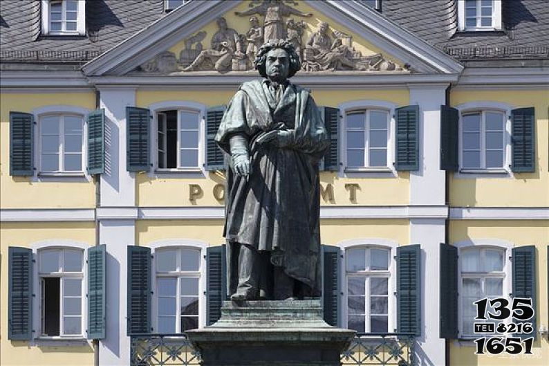 贝多芬雕塑-广场景区玻璃钢仿铜世界名人欧洲古典主义时期著名作曲家贝多芬雕塑高清图片