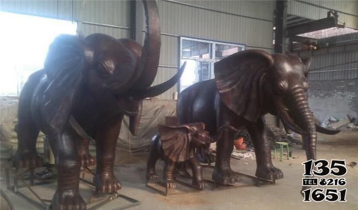 大象雕塑-公园玻璃钢一家三口铜雕景观大象雕塑高清图片
