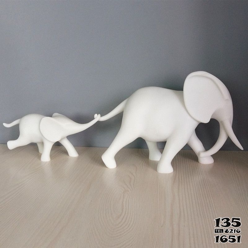 大象雕塑-室内创意汉白玉石雕小象拉着大象雕塑高清图片
