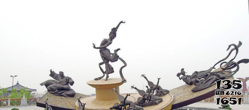 弹奏人物雕塑-公园广场弹琵琶抽象创意弹雕塑高清图片