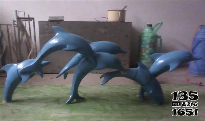 海豚雕塑-公园多只不锈钢蓝色海豚雕塑高清图片
