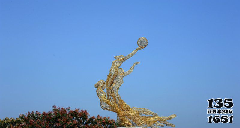 篮球雕塑-镂空不锈钢打篮球的女孩公园景观雕塑高清图片