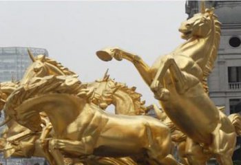 马群雕塑-广场上摆放的金色的玻璃钢创意马群雕塑