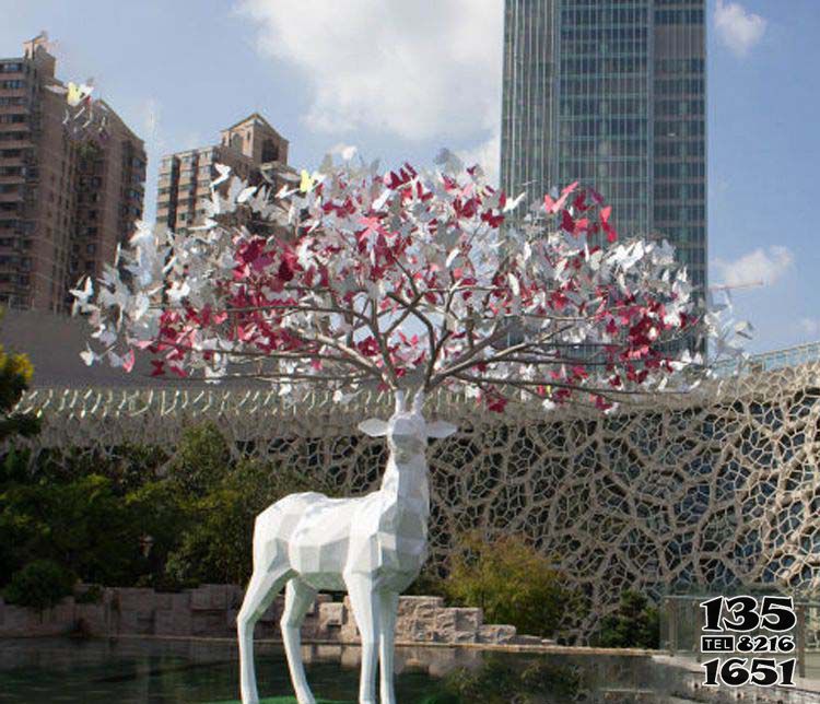 梅花鹿雕塑-户外大型景观玻璃钢彩绘梅花鹿雕塑高清图片
