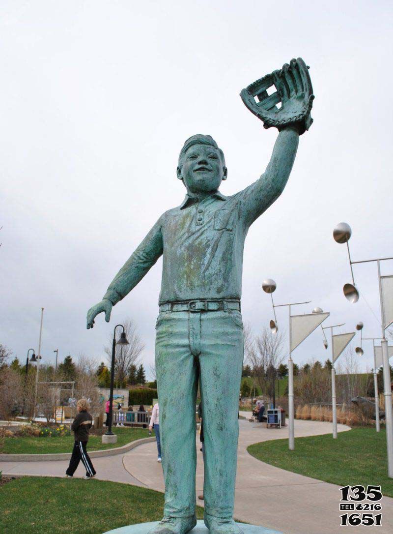 棒球雕塑-公园戴着棒球手套的人物景观玻璃功做旧仿铜雕高清图片