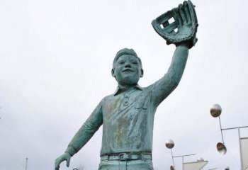 棒球雕塑-公园戴着棒球手套的人物景观玻璃功做旧仿铜雕