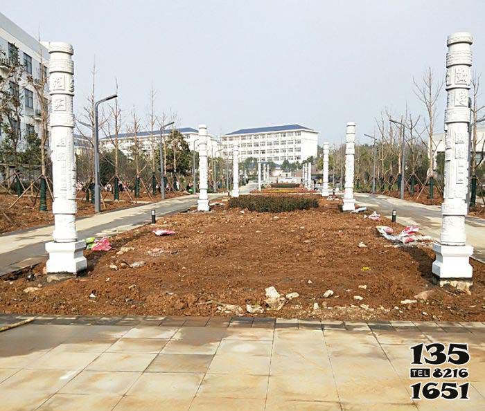 龙柱雕塑-校园广场景观刻字石柱石雕高清图片