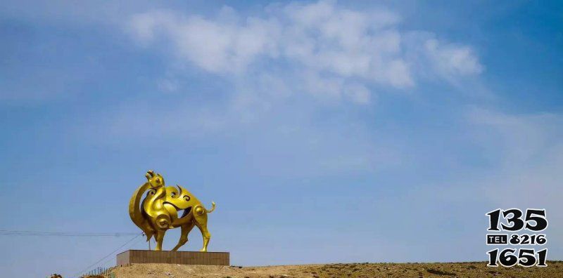 骆驼雕塑-广场上摆放的金色的不锈钢镂空创意骆驼雕塑高清图片
