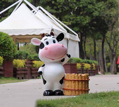 牛雕塑-农场一只带着花缸的玻璃钢牛雕塑高清图片