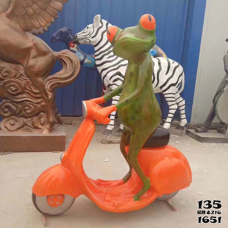 青蛙雕塑-商场一只骑车的玻璃钢青蛙雕塑高清图片