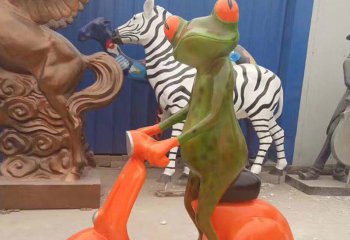 青蛙雕塑-商场一只骑车的玻璃钢青蛙雕塑