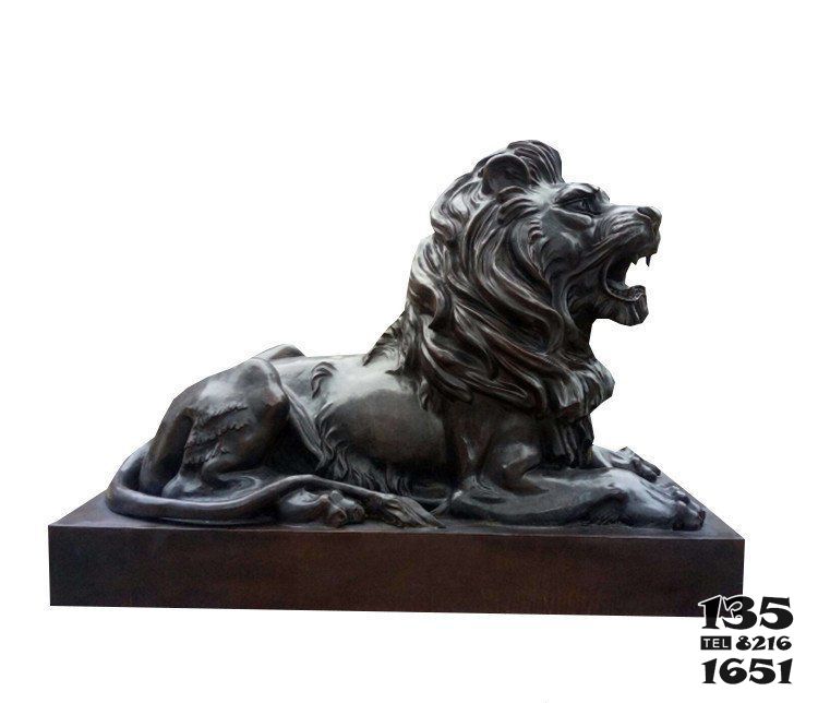 狮子雕塑-不锈钢仿铜趴着的狮子雕塑高清图片