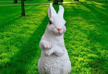 兔子雕塑-丛林里一只白色呆萌的玻璃钢兔子