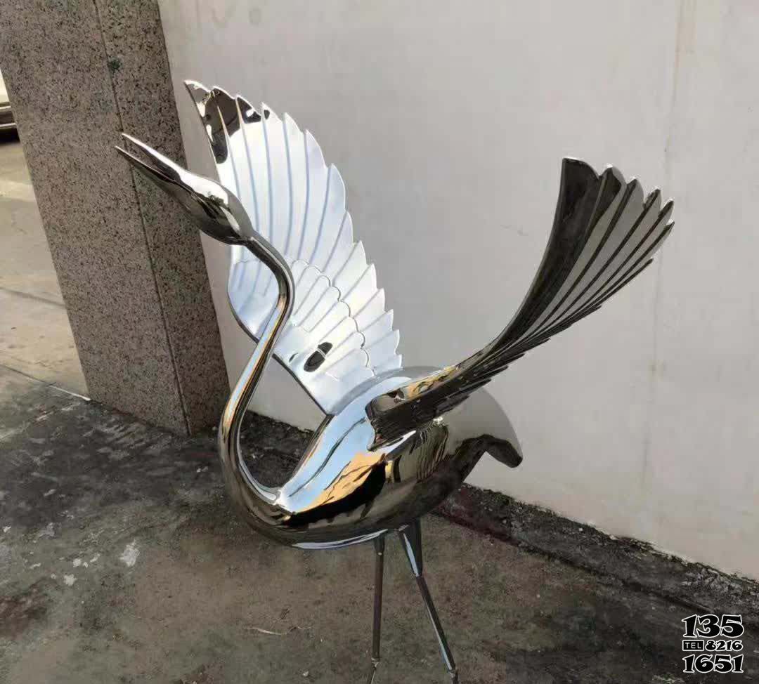 仙鹤雕塑-不锈钢镜面展翅鸣叫的仙鹤雕塑高清图片