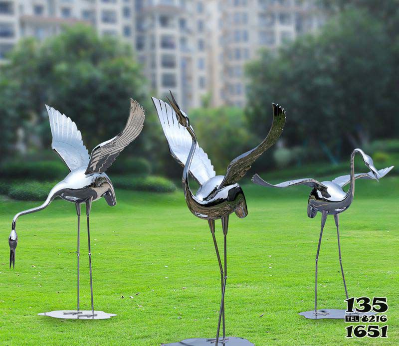 仙鹤雕塑-公园创意不锈钢镜面觅食的鹤雕塑高清图片