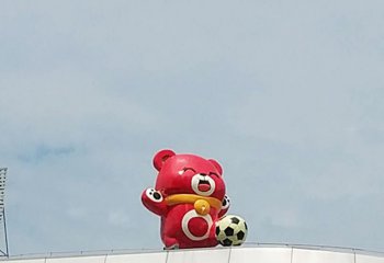 熊雕塑-楼顶摆放踢球彩绘玻璃钢熊雕塑