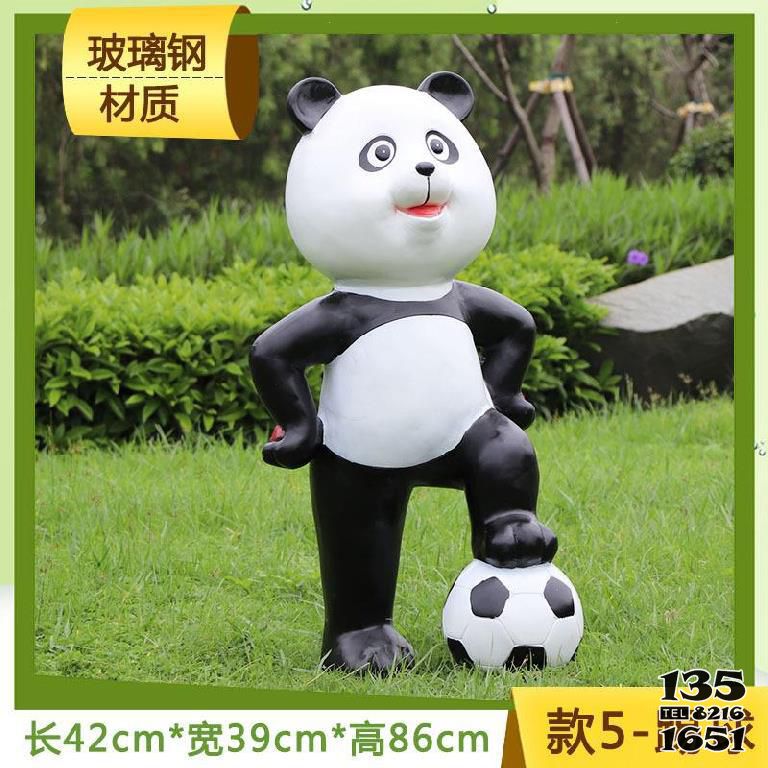 熊猫雕塑-花园广场草坪卡通足球玻璃钢熊猫雕塑高清图片
