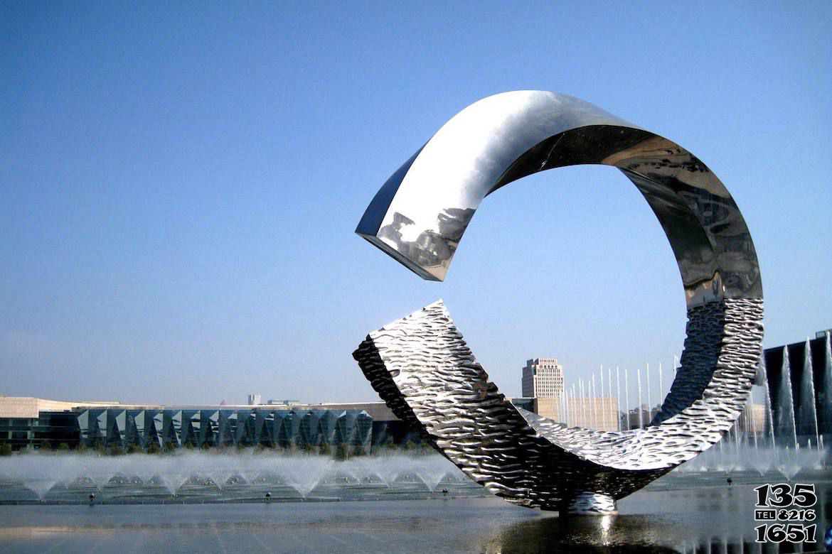 圆环雕塑-户外喷漆水中大型不锈钢圆环雕塑高清图片
