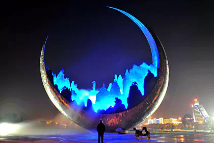 月亮雕塑-户外广场大型夜晚不锈钢照明创意月亮雕塑高清图片