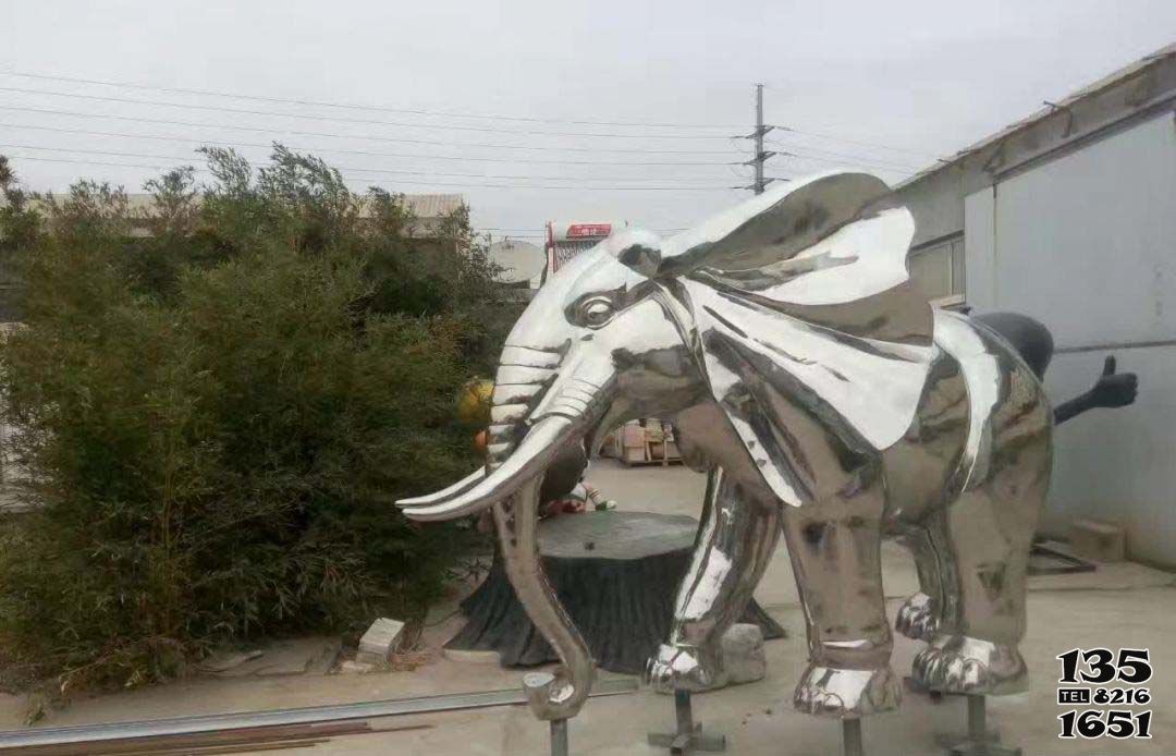大象雕塑-城市街道不锈钢镜面创意大象雕塑高清图片