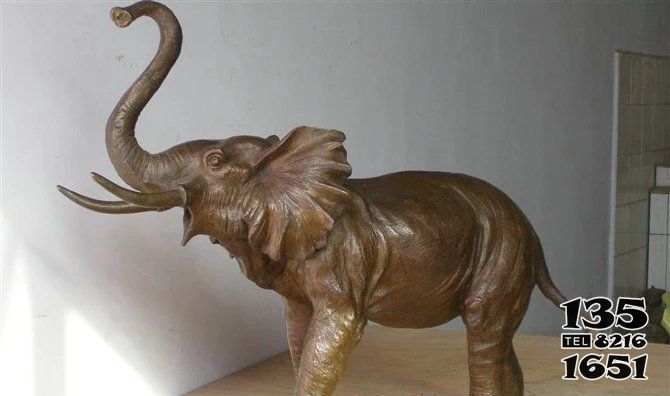 大象雕塑-城市街道创意不锈钢仿铜仿真动物大象雕塑高清图片