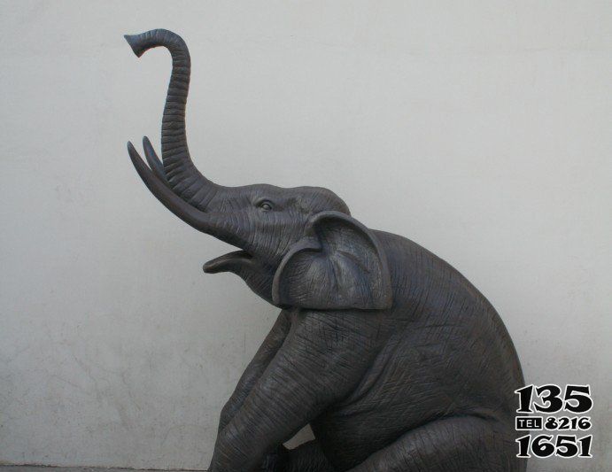 大象雕塑-公园户外一只卧着的铜雕大象雕塑高清图片