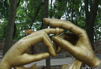 戒指雕塑-公园小区镀金手戴戒指黄铜戒指雕塑