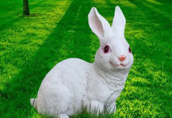 兔子雕塑-丛林里一只白色玻璃钢兔子雕塑