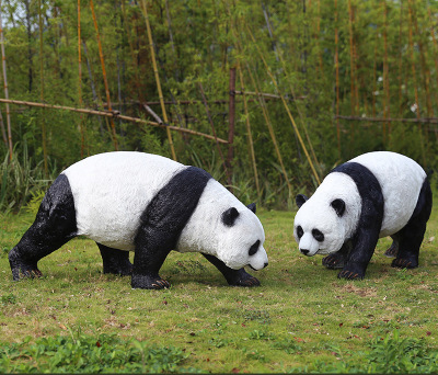 熊猫雕塑- 步行街外出游玩的两只熊猫玻璃钢雕塑高清图片