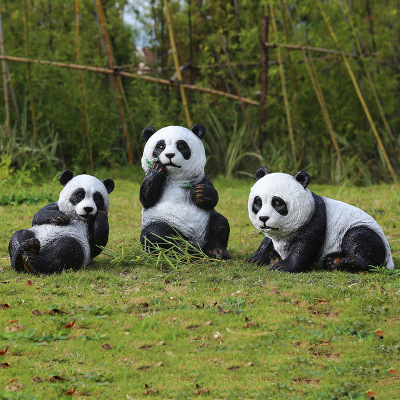 熊猫雕塑-小区草坪摆放三只玩乐玻璃钢熊猫雕塑高清图片
