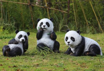 熊猫雕塑-小区草坪摆放三只玩乐玻璃钢熊猫雕塑